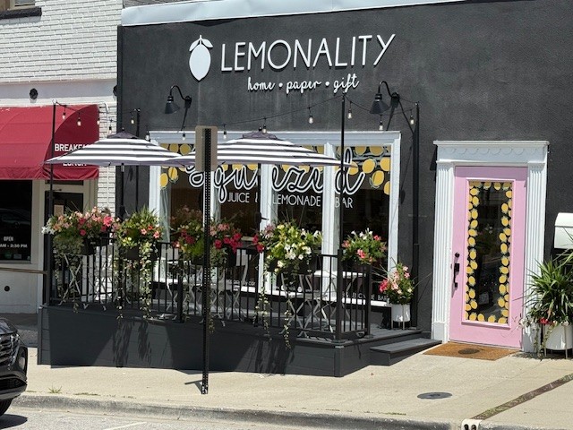 10 W Kansas Lemonality Exterior Photo of Lemonade Deck